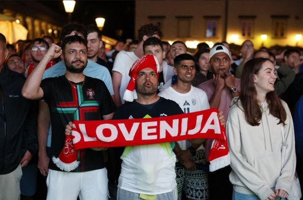 Nogometni navijači na Pogačarjevem trgu v Ljubljani, medtem ko je potekala tekma med slovensko in portugalsko reprezentanco