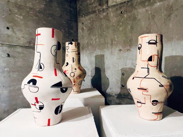Med razstavljenimi deli, ki navdih črpajo iz prepoznavnih geometrijskih oblik Avgusta Černigoja, so tudi poslikane vaze.