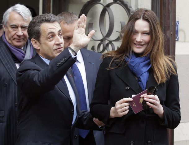 Francosko sodišče je v torek sprožilo uradno preiskavo proti nekdanji prvi dami Carli Bruni-Sarkozy v povezavi z domnevnim libijskim financiranjem volilne kampanje njenega soproga, nekdanjega predsednika Nicolasa Sarkozyja, leta 2007