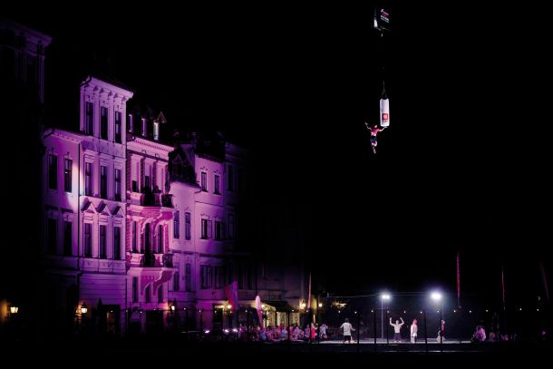 Dogodek Odbito; Akrobacije na največjem trampolinu na svetu, nad Ljubljanico, LJ 