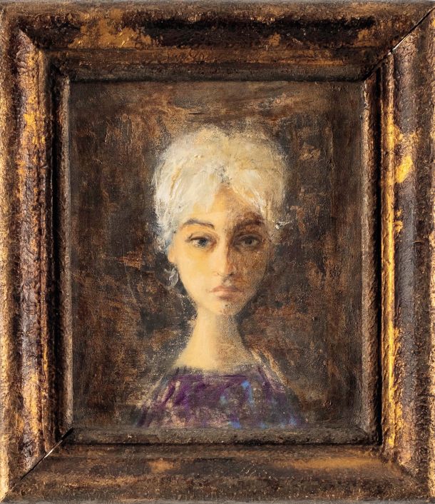 Adriana Maraž – na sliki Lastna podoba (olje na platnu) je upodobila sebe – je svojo umetniško pot začela kot slikarka, v drugi polovici šestdesetih let pa se je slikarstvu povsem odpovedala ter se usmerila v grafiko. Razlogov za to odločitev je morda več, gotovo pa so k njej prispevale različne življenjske okoliščine.