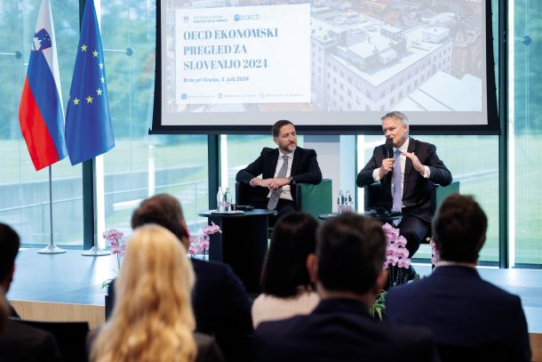 Generalni sekretar Organizacije za gospodarsko sodelovanje in razvoj Mathias Cormann (desno) je minuli teden predstavil Ekonomski pregled OECD za Slovenijo 2024, v katerem OECD ugotavlja, da je Slovenija v klubu najrazvitejših nadpovprečno uspešna.  