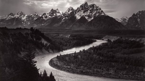 Adams (1902-1984) je znan po svojih črno-belih fotografijah ameriškega Zahoda, bil je tudi okoljevarstvenik..