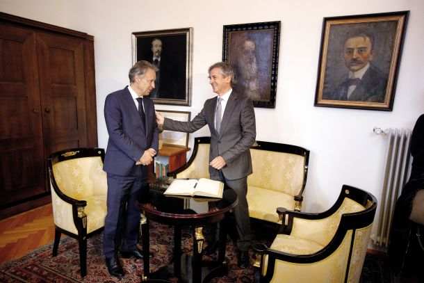 Ravnatelj Narodne in univerzitetne knjižnice Viljem Leban ter predsednik vlade Robert Golob na predstavitvi vladnih načrtov, povezanih z gradnjo NUK 2, 29. novembra 2022 