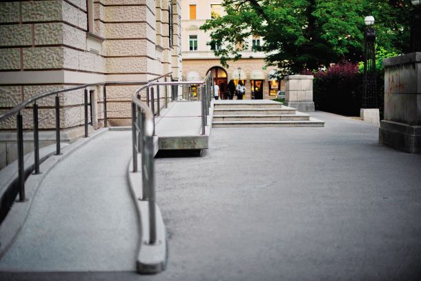 Dostop za hendikepirane osebe v sodni palači v Ljubljani