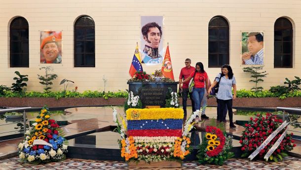 Kontinuiteta protiimperialističnega boja: Simón Bolívar na zidu, Hugo Chávez v grobu in Che Guevara na majici ženske v sredini. Mavzolej 4F, Caracas.