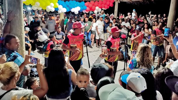 Nočna zabava ob ritmih afrovenezuelske glasbe v Choroniju.