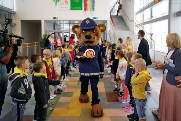 Obisk policijske maskote Leona na Osnovni šoli Sostro v Ljubljani 