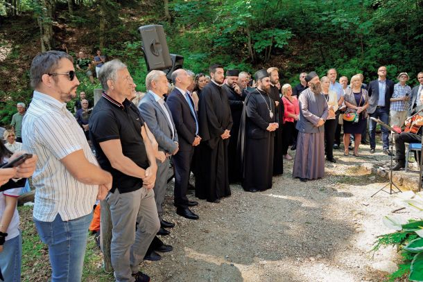 Karl Erjavec, nekdanji predsednik stranke DeSUS, nekdanji minister za zunanje zadeve in še kaj drugega je ob slovesnosti pri Ruski kapelici pod Vršičem napovedal ustanovitev politične stranke in vrnitev v politiko. 