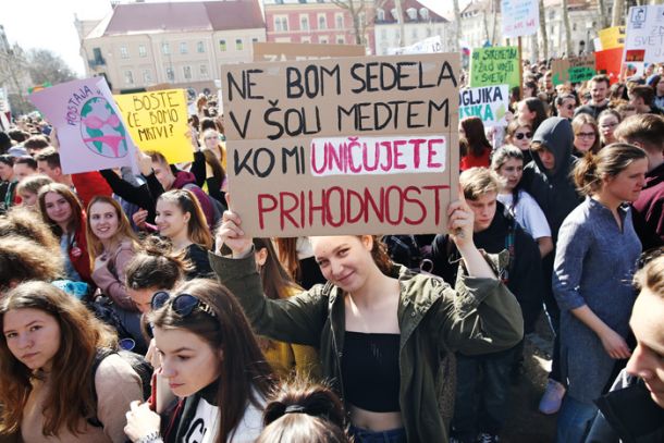 Mladi se tudi v Sloveniji vse bolj zavedajo težke situacije. Tako so se združili na podnebnih protestih. Morda bodo kmalu sledili tudi shodi za ureditev stanovanjske politike ...© Borut Krajnc