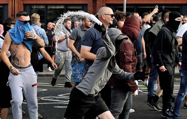 Protestniki v Bristolu med spopadi s policijo. Demonstracije potekajo pod geslom »dovolj je dovolj«, v veliki meri pa gre za izbruhe nasilja in ksenofobijo. 