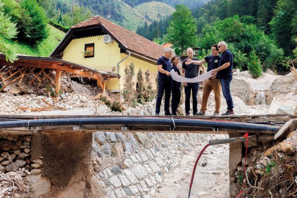 Nepredvidljivi vremenski pojavi, predvsem pa njihovo povečanje so posledica načina življenja (na fotografiji opustošenje po julijskem neurju v Kokri) 