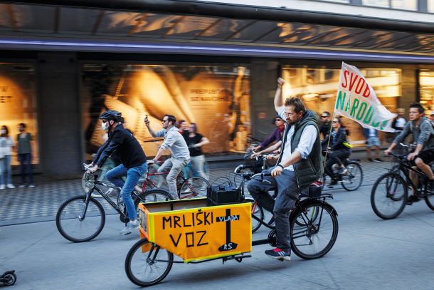 Rupel je prepričan, da bodo pobudniki kolesarskih protestov, na fotografiji Jaša Jenull, tako ali drugače politično nagrajeni. Tudi s službami v vladnih institucijah. To ni res, res pa je, da je prejšnja vlada Janeza Janše Dimitrija Rupla imenovala za direktorja Javne agencije za knjigo. Njegov mandat je bil prava polomija.