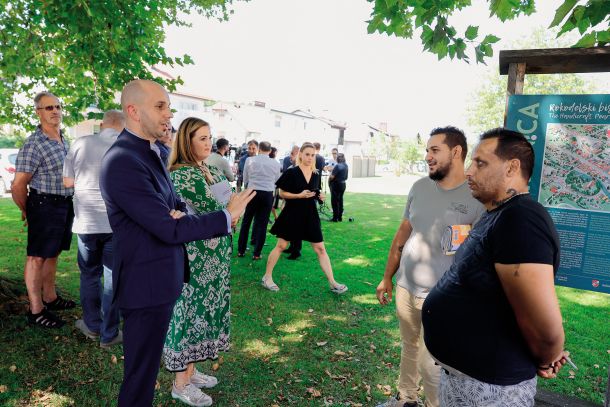 Ribniški župan Samo Pogorelec pravi, da bo Romom odrekal pitno vodo, dokler ne bo presodil, da so si jo zaslužili z lepšim vedenjem. (na fotografiji v pogovoru z ribniškimi Romi) 