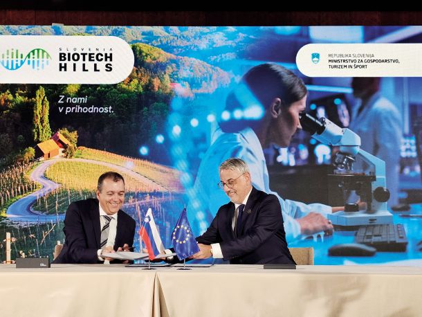 Podpis strateškega partnerstva med vlado in podjetjem Biotech Hills. Na fotografiji minister za gospodarstvo Matjaž Han in predsednik sveta zavoda Biotech Hills Robert Ljoljo.