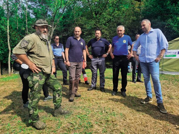 Tabor preživetja je obiskala tudi delegacija ministrstva za obrambo. Desno na fotografiji je državni sekretar na ministrstvu Damir Črnčec. 