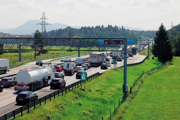 Vsakodnevni prizor »spodbujenih« vozil na fosilna goriva na ljubljanski obvoznici 