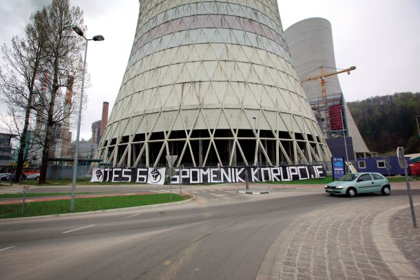 JEK 2 je na dobri poti, da postane še večji spomenik. (Na fotografiji protest proti koruptivni gradnji TEŠ 6 leta 2013 v Šoštanju)