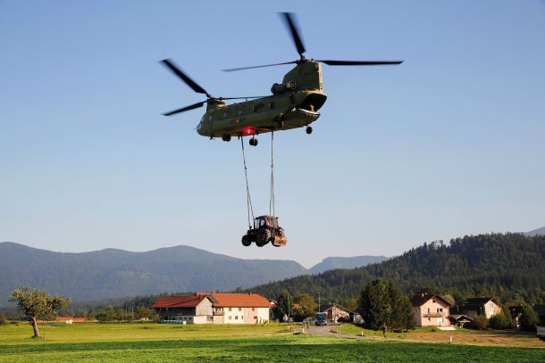 Španski vojaški helikopter v kraju Okonina v Savinjski dolini med lanskimi poplavami 