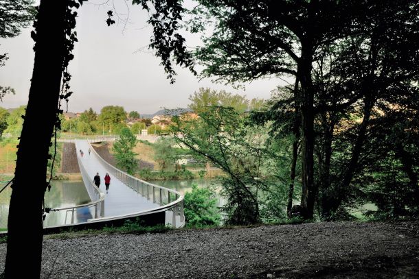 Združena ekipa Jereb in Budja arhitektov ter Pontinga-Pipenbaher inženirjev je za brv za pešce in kolesarje čez reko Krko v Novem mestu – gre za brv v Irči vasi oziroma Štukljevo brv – letos prejela Plečnikovo medaljo v kategoriji javnega prostora