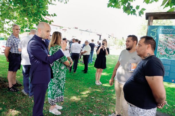 Ribniški župan Samo Pogorelc svojim občanom romske narodnosti pojasnjuje, da jim bo občina napeljala vodovod šele, ko si ga bodo zaslužili z lepšim vedenjem. 