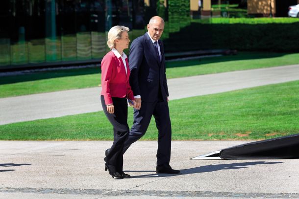 Stranka SDS pomeni skrajno desni del politične skupine EPP. Evropski poslanci SDS ne podpirajo Ursule von der Leyen, veliko negativnega pa o njej pove tudi Janez Janša, morda tudi zato, ker je evropska komisija kritizirala njegovo prejšnjo vlado. Kljub temu je SDS na nedavnem srečanju v Radljah ob Dravi sklenila, da ostaja del EPP. (Fotografija je bila posneta na Brdu leta 2021 ob začetku slovenskega predsedovanja svetu EU.) 