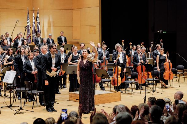 Slovita ruska sopranistka Ana Netrebko na odru Cankarjevega doma, kjer je nastopila v okviru lanskega Festivala Ljubljana. Leto dni poprej je bila napoved njenega nastopa pospremljena s peticijo, poimenovano „Ni treba, Netrebko“.