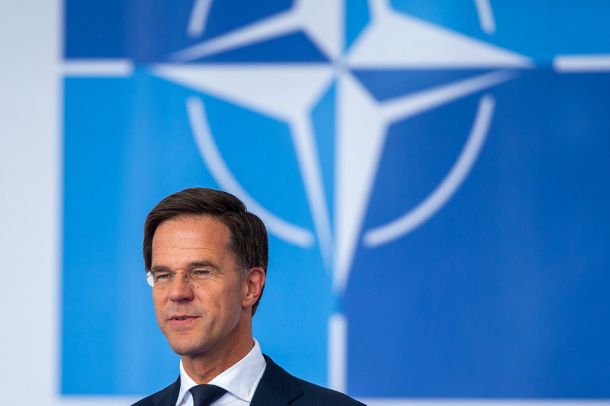 57-letni Rutte, ki je že četrti Nizozemec na čelu zavezništva v njegovi 75-letni zgodovini, je danes v okviru posebnega zasedanja Severnoatlantskega sveta od Stoltenberga prevzel vodenje 32-članskega zavezništva. 