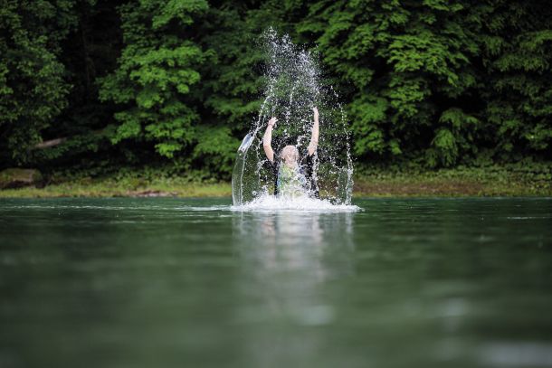 Marjana Hönigsfeld Adamič, biologinja in ustanoviteljica Inštituta za ohranjanje naravne dediščine Lutra, je že od nekdaj navezana na reko Savo. Zdaj odločno opozarja, da bi načrtovana gradnja hidroelektrarn trajno uničila naravni rečni ekosistem.