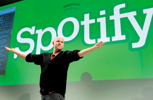 Daniel Ek, izvršni direktor korporacije Spotify, vodilne pretočne platforme in ene največjih akterk v glasbeni industriji. Platforma, ki se lahko pobaha z več kot 620 milijoni aktivnih uporabnikov in je vredna skoraj 70 milijard evrov, je razvila tudi najnaprednejše priporočilne algoritme za poslušanje glasbe.