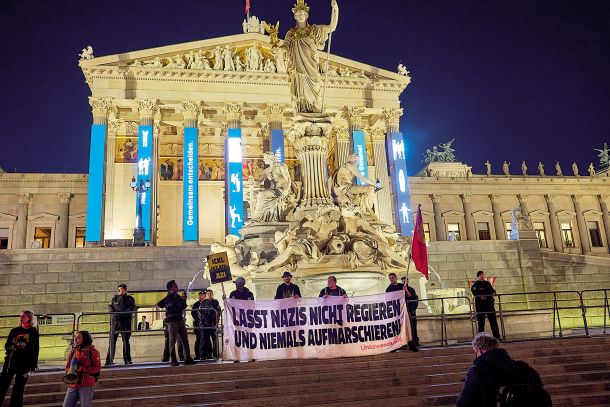 Na Dunaju so po razglasitvi volilnih izidov izbruhnili protesti. Na sliki transparent z jasnim sporočilom: »Ne dovolite, da nacisti ponovno vladajo in marširajo!«