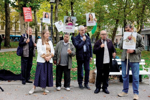 Akcija nasprotnikov pravice do svobodnega odločanja o rojstvu otrok v torek na ljubljanskem Kongresnem trgu 