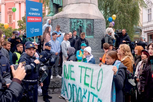 Srečanje pohodnikov za življenje in nasprotnikov omejitve splava v Ljubljani   