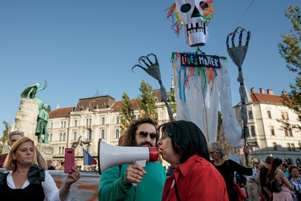 Svetlana Makarovič na protestu proti vladi Janeza Janše 12. junija 2020 