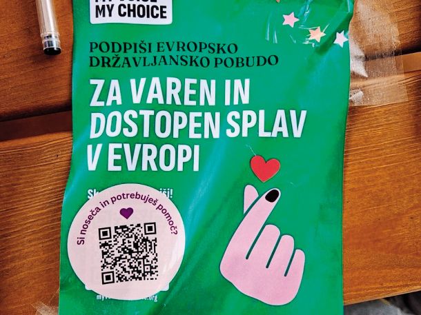 Prelepljeni so bili tudi letaki Inštituta 8. marec, pri čemer nove QR-kode vodijo na spletno stran Zavoda Živim, ki nosečnicam odsvetuje splav 