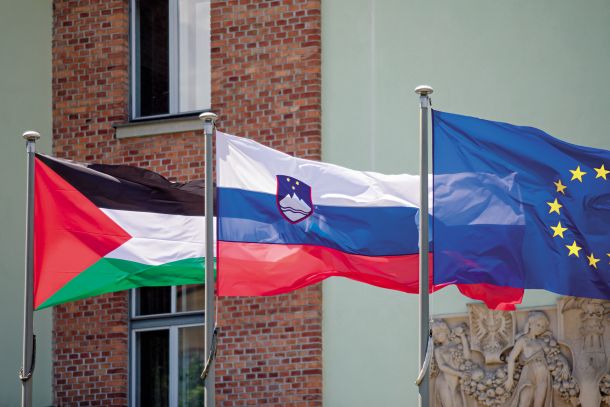 Palestinska zastava ni zavihrala le pred slovenskim parlamentom, obešena je bila tudi na poslopju vlade in pred ministrstvom za zunanje zadeve (na fotografiji)