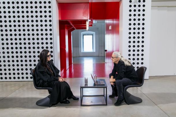 Marina Abramović in Marcel Štefančič, jr. med intervjujem na TV Slovenija