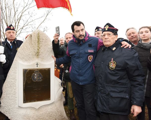 Matteo Salvini pred nekaj leti med prireditvijo pri bazoviški fojbi. V polemiki po prireditvi je med drugim dejal, da je bila edina krivda žrtev ta, »da so bili Italijani, kdor zanika, dvakrat ubije. Mi ne pozabimo.«