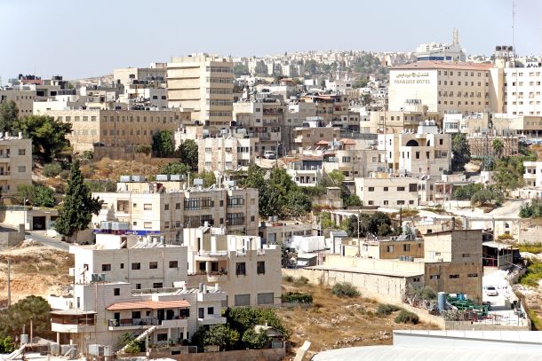 Izrael Zahodni breg zaseda od leta 1967 in odtlej tam širi izraelske naselbine, ki so glede na mednarodno pravo nezakonite. Palestinci ozemlje vidijo kot del svoje bodoče neodvisne države in so že večkrat posvarili, da naselbine predstavljajo oviro za mir.