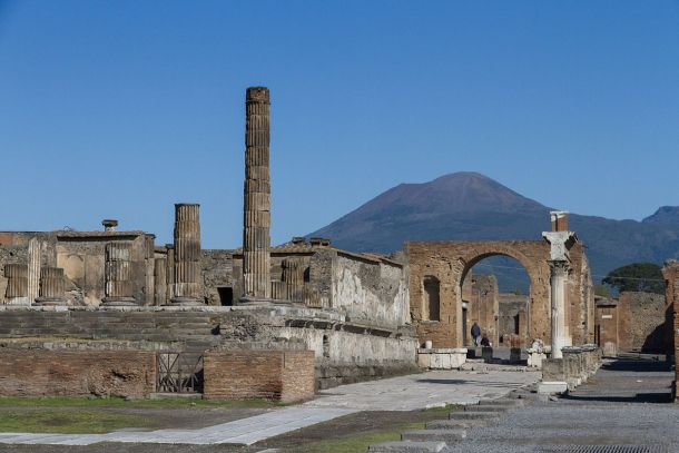 Po Benetkah, kjer so zaradi velikega navala turistov uvedli vstopnino zanje, so se za omejitev obiska turistov odločili tudi v arheološkem parku Pompeji