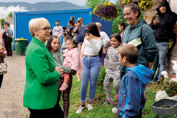 Predsednica republike Nataša Pirc Musar na obisku v romskem naselju Lepovče pri Ribnici