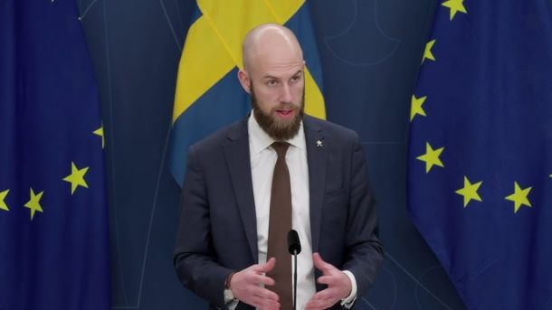 Švedski minister za civilno obrambo Carl-Oskar Bohlin je oktobra dejal, da morajo zaradi spremenjenih globalnih razmer te spremembe odražati tudi informacije švedskim gospodinjstvom