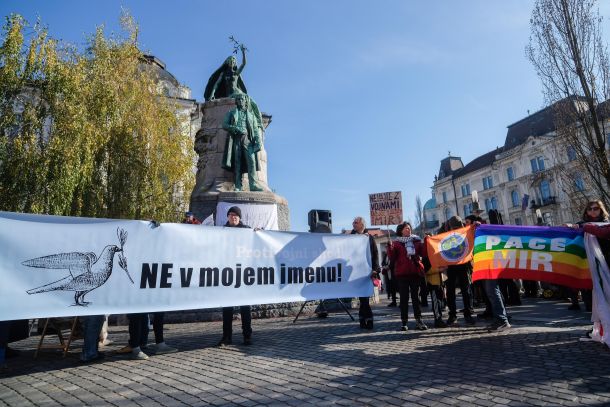 Na ljubljanskem Prešernovem trgu je v soboto potekal mirovni, protivojni shod, naslovljen Ne v mojem imenu!, v organizaciji različnih društev in civilnih iniciativ, združenih v istoimenski mirovni koaliciji.