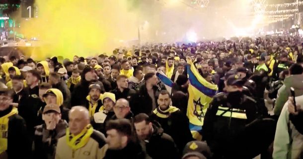 Navijači telavivskega nogometnega kluba Maccabi na ulicah Amsterdama 