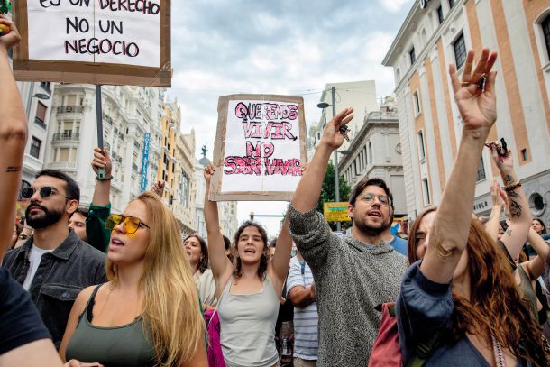 Stanovanjska kriza, ki jo pomagajo poganjati spletne platforme, kot je Airbnb, kažejo zobe tudi drugod. Oktobra so zoper neurejene razmere na nepremičninskem področju protestirali v Madridu (na fotografiji). Tam so že napovedali ukrepe za preprečevanje zajedanja turističnih najemov v stanovanjski fond, v Barceloni pa bi lahko kratkoročno oddajanje stanovanj turistom popolnoma prepovedali do leta 2028. 