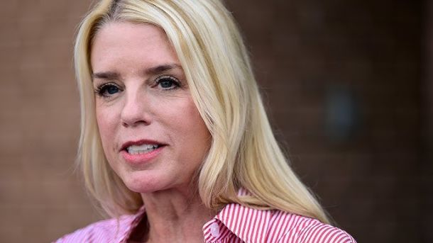 Pam Bondi velja za zvesto Trumpovo privrženko, vendar brez spolnih škandalov, ki so jih očitali prvemu Trumpovemu kandidatu za ministra Gaetzu