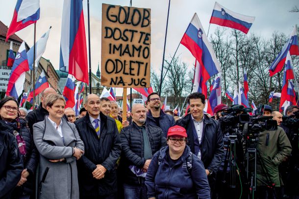 Stranka SDS je zelo uspešna pri širjenju občutka ogorčenja. Spomladi je SDS v Ljubljani sklicala zbor pod geslom: »Doleteli sta nas dve katastrofi: ujma in Golobova vlada.« Pri vsem tem je stranka zelo sistematična, njena propaganda ima, priznajmo, otipljive politične učinke