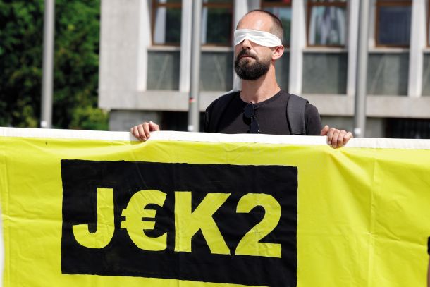 Protest organizacije Greenpeace pred parlamentom na dan razprave o predlogu za razpis referenduma JEK 2