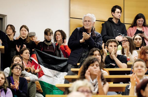 Profesor Toš med študentkami  in študenti na protestnem zborovanju v podporo žrtvam izraelskega genocida v Gazi v veliki predavalnici FDV (8.5. 2024).