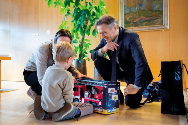 Slabe novice se širijo hitreje kot dobre. Parlament je sprejel novelo zakona, ki omogoča financiranje raziskav za razvoj zdravila za redke bolezni otrok, kar bo omogočalo terapijo za Urbana (na fotografiji). A ta novica ni odjeknila v javnosti, bolj so odjeknili bojlerji in omrežnina.